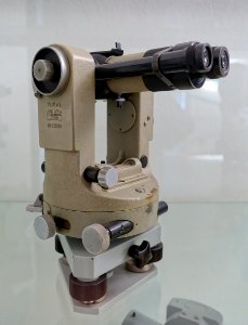 Surveying instrument, Carl Zeiss, Jena - Röntgen-Gedächtnisstätte Würzburg - Würzburg, Germany - DSC04363