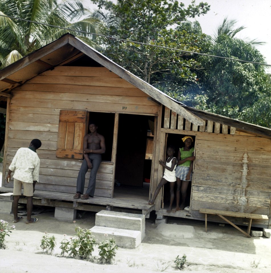 Suriname (straatbeelden, industrie, politiek, mensen etc. huisvesting nr. 2 k, Bestanddeelnr 254-9629