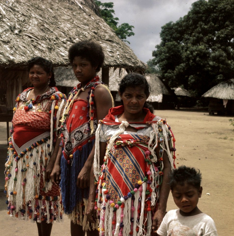 Suriname (straatbeelden, industrie, politiek, mensen etc. bevolking boslandcreo, Bestanddeelnr 254-9640