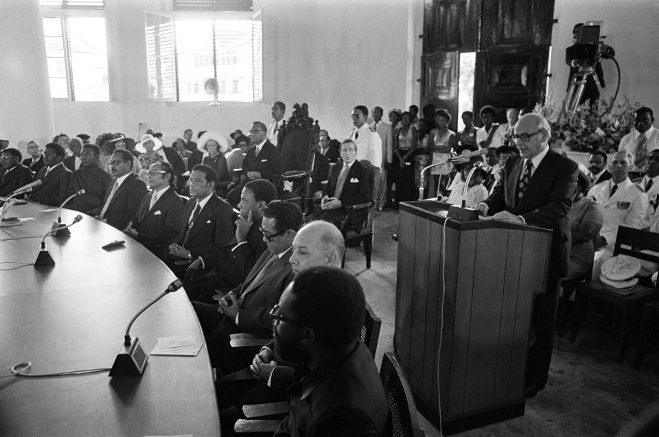 Suriname onafhankelijkheid op 2511 etc souvereiniteitsoverdracht in Hervormd, Bestanddeelnr 928-3021