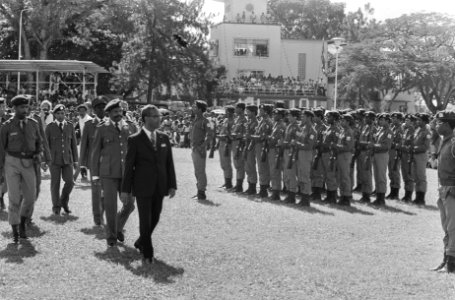 Suriname onafhankelijkheid op 2511 etc beediging militairen en overdracht va, Bestanddeelnr 928-2997