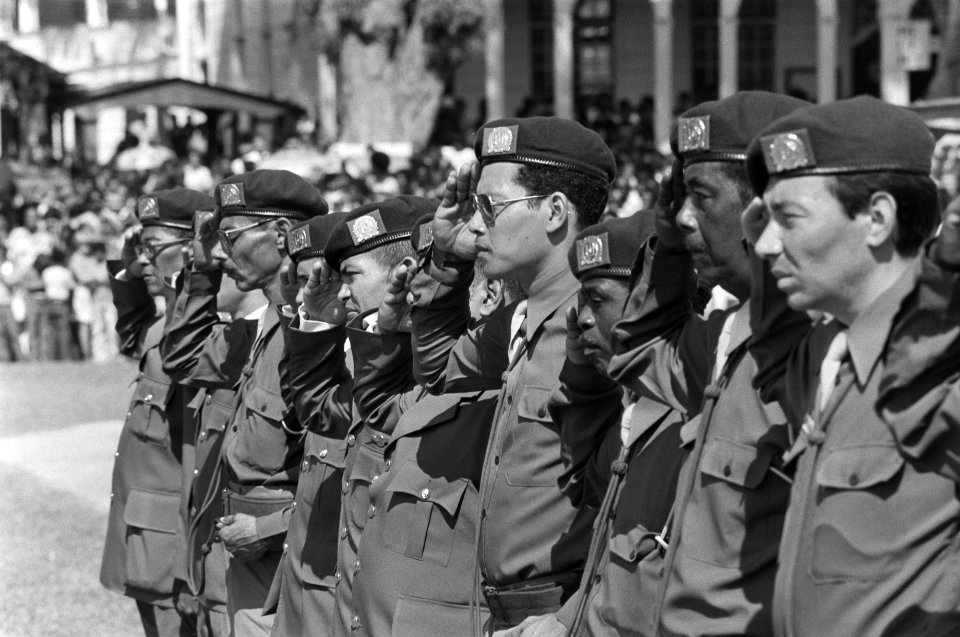 Suriname onafhankelijkheid op 2511 etc beediging militairen en overdracht va, Bestanddeelnr 928-2999