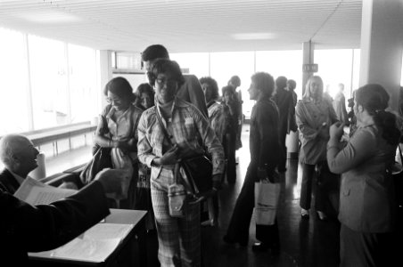 Surinamers komen op Schiphol aan aangekomen Surinamers op Schiphol, Bestanddeelnr 927-3724 photo