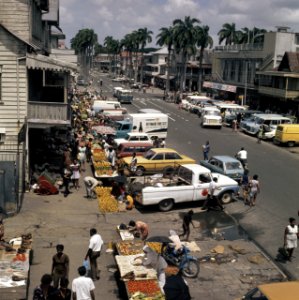 Suriname (straatbeelden, industrie, politiek, mensen etc. straatbeelden markt i, Bestanddeelnr 254-9623