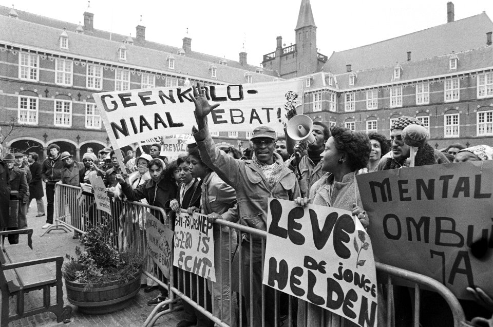 Surinamers demonstreren op Binnenhof voor erkenning nieuw bewind in Suriname, Bestanddeelnr 930-7032