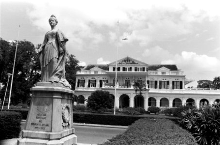 Suriname, straatbeelden in Paramaribo standbeeld Koningin Wilhelmina met daarac, Bestanddeelnr 927-8438