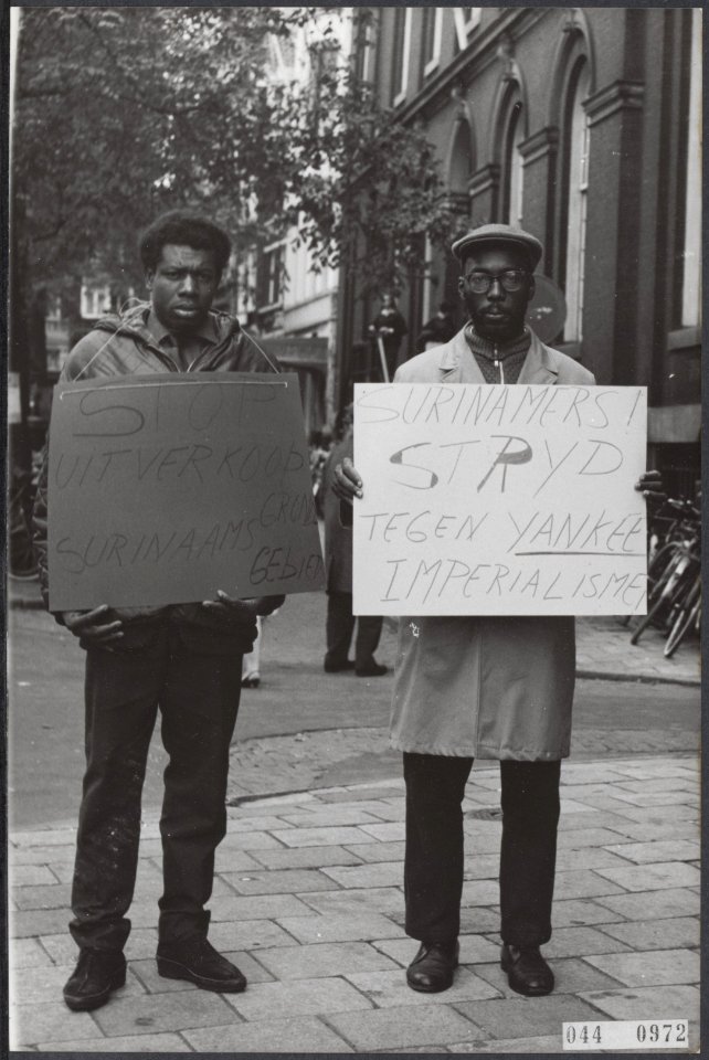 Surinamers betogen tegen het bezoek van de koningin aan Suriname, Bestanddeelnr 044-0972