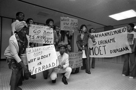 Surinamers demonstreren op Schiphol tegen aankomst Statenlid Leesdek, Bestanddeelnr 928-1684