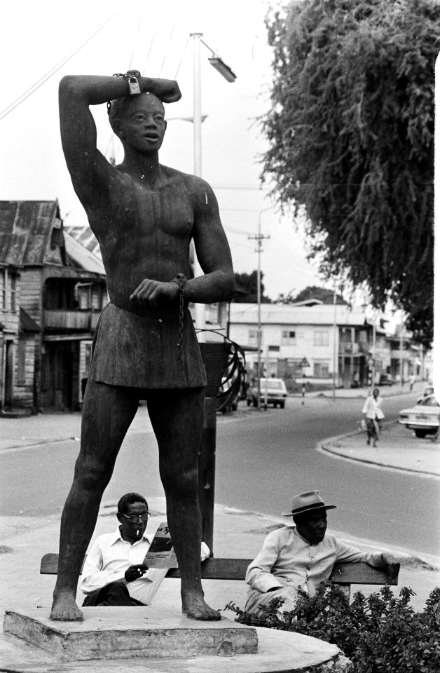 Suriname, straatbeelden in Paramaribo standbeeld van een bevrijde slaaf, Bestanddeelnr 927-8441