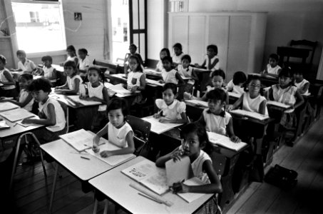 Suriname, onderwijs meisjesleerlingen in uniform in een klas, Bestanddeelnr 927-8365