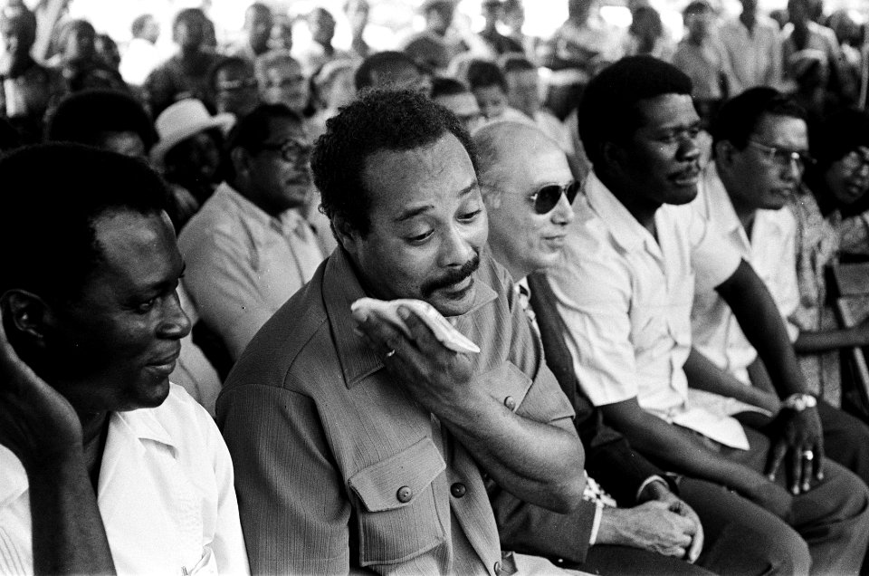 Suriname, politiek premier Arron veegt gezicht af, Bestanddeelnr 927-8386