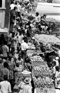 Suriname, marktleven overzicht van een markt, Bestanddeelnr 927-8435