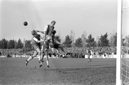 SVV-Haarlem 1-0. Aanval SVV, rechts keeper Boomgaard (Haarlem), links v. Duffele, Bestanddeelnr 921-7804
