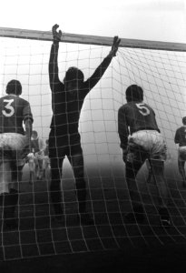 SVV tegen Ajax 0-6. Van de Roer met handen op omhoog van wanhoop, Bestanddeelnr 923-0319