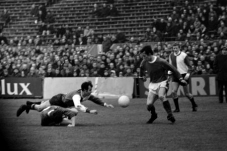 SVV tegen Feyenoord 3-4. Van Beek (SVV) op de grond voor Moulijn, Bestanddeelnr 923-2340