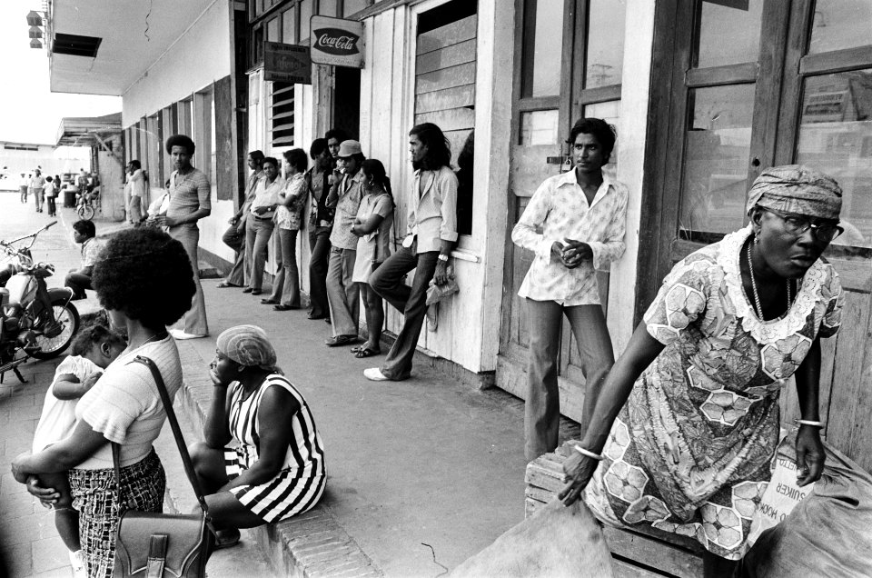 Suriname, De Erven , Armoede Hindoestaanse familie, straatbeeld, Bestanddeelnr 927-8406