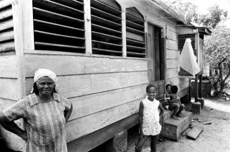 Suriname, De Erven , Armoede mensen tussen hun krotwoningen, Bestanddeelnr 927-8405