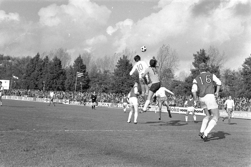SVV tegen MVV 2-2, Smeets kopt bal over keeper Hoogmoed, Bestanddeelnr 929-4031