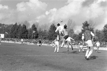 SVV tegen MVV 2-2, Smeets kopt bal over keeper Hoogmoed, Bestanddeelnr 929-4031