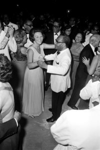 Suriname onafhankelijkheid op 2511 etc Staatsbal in Toracia Beatrix danst m, Bestanddeelnr 928-2981