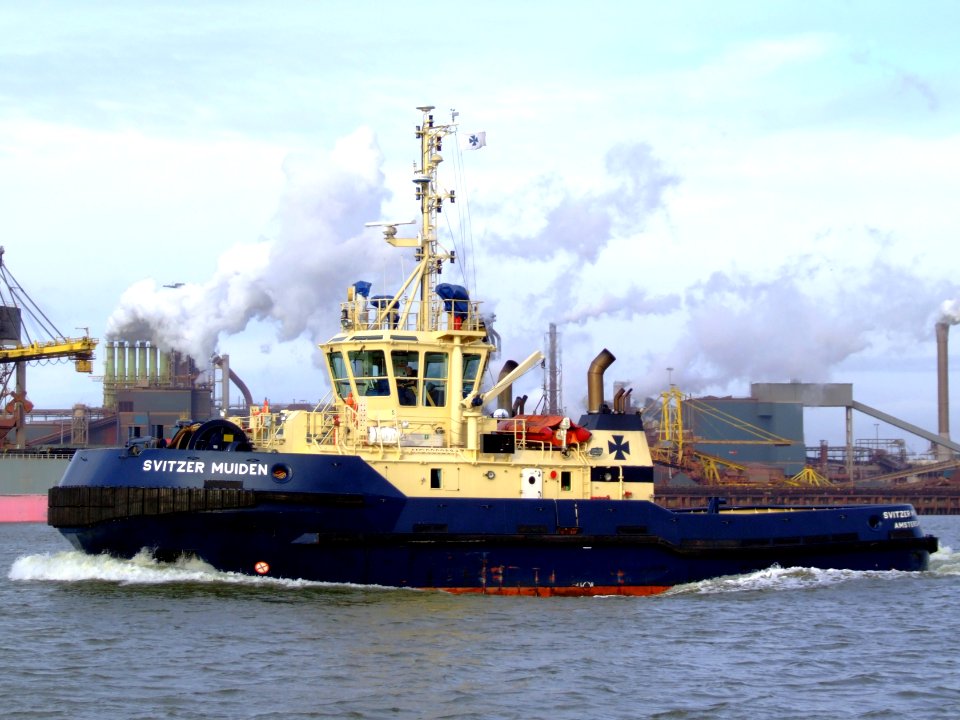 Svitzer Muiden - IMO 9292888 in front of locks IJmuiden, Holland 27-Jan-2007