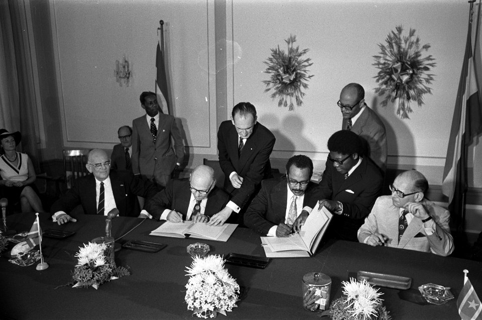 Suriname onafhankelijkheid op 2511 etc souvereiniteitsoverdracht in Hervormd, Bestanddeelnr 928-3022