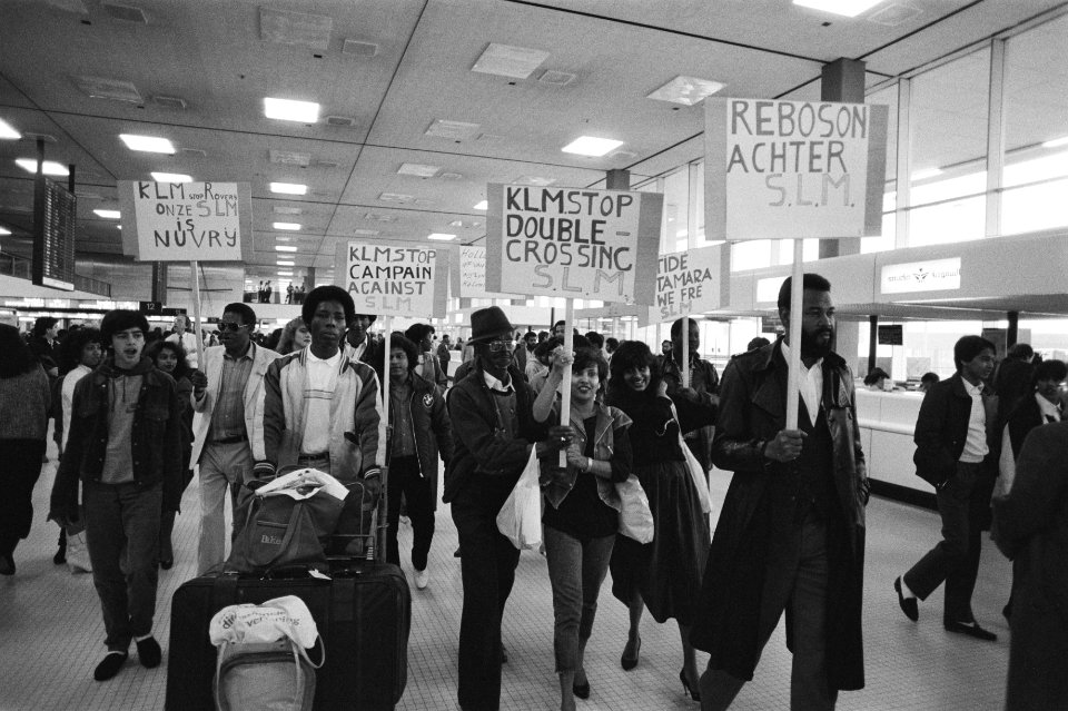 Surinamers demonstreren nu door Nederland is bereikt, dat de SLM niet een vervoe, Bestanddeelnr 932-7361