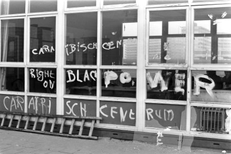 Surinamers en Antillianen bezetten leegstaande school in Bijlmermeer exterieur…, Bestanddeelnr 925-4195