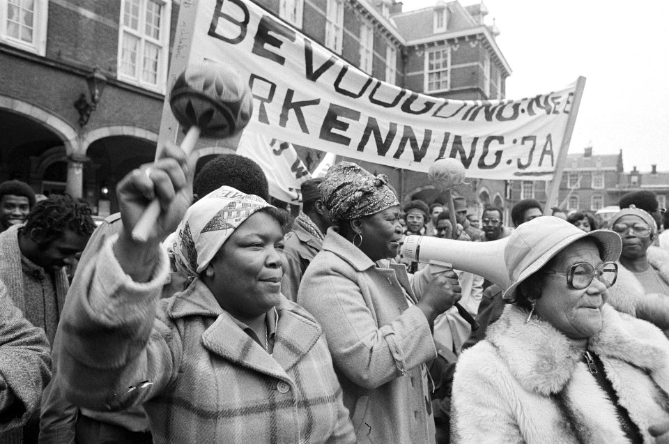 Surinamers demonstreren op Binnenhof voor erkenning nieuw bewind in Suriname, Bestanddeelnr 930-7033