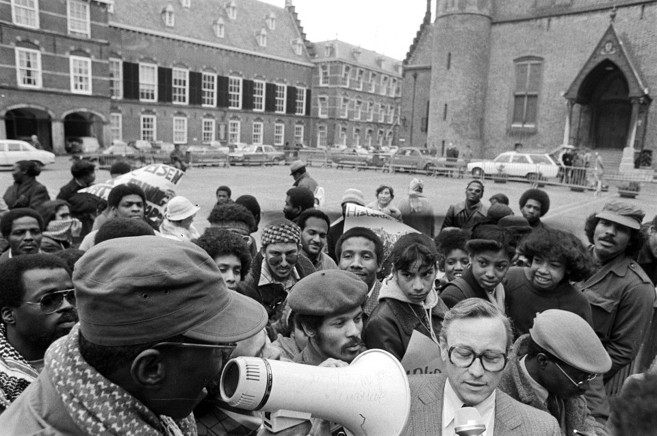 Surinamers demonstreren op Binnenhof voor erkenning nieuw bewind in Suriname me, Bestanddeelnr 930-7035
