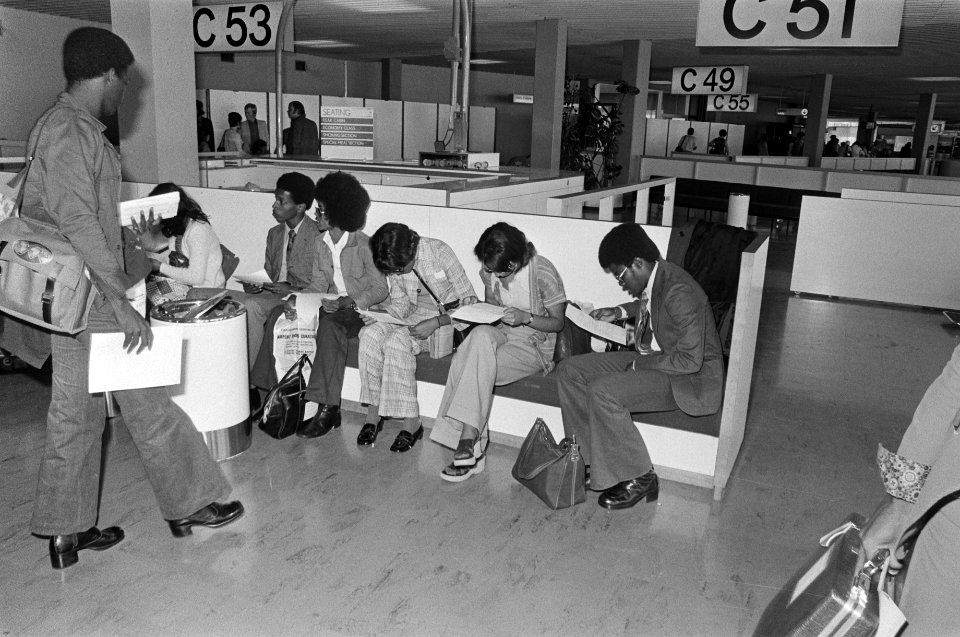 Surinamers komen op Schiphol aan aangekomen Surinamers op Schiphol, Bestanddeelnr 927-3725