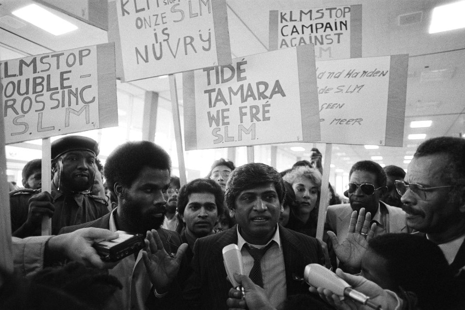 Surinamers demonstreren nu door Nederland is bereikt, dat de SLM niet een vervoe, Bestanddeelnr 932-7362