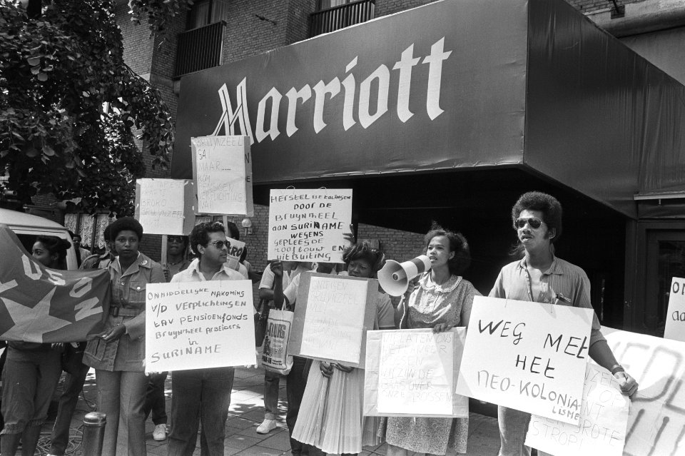 Surinamers demonstreren tegen Bruynzeel voor Mariotthotel (i.v.m. aandeelhouders, Bestanddeelnr 932-2597