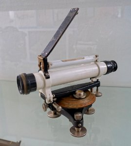 Surveying instrument - Röntgen-Gedächtnisstätte Würzburg - Würzburg, Germany - DSC04349