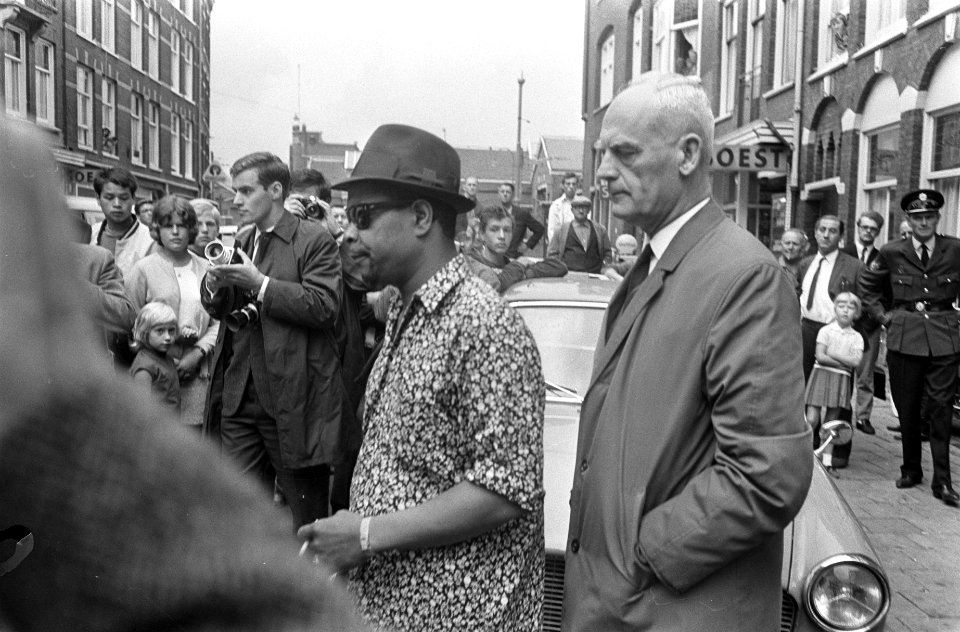 Surinamer die kind bedreigde, gearresteerd, rechts commandant Binnendijk, Bestanddeelnr 920-5667