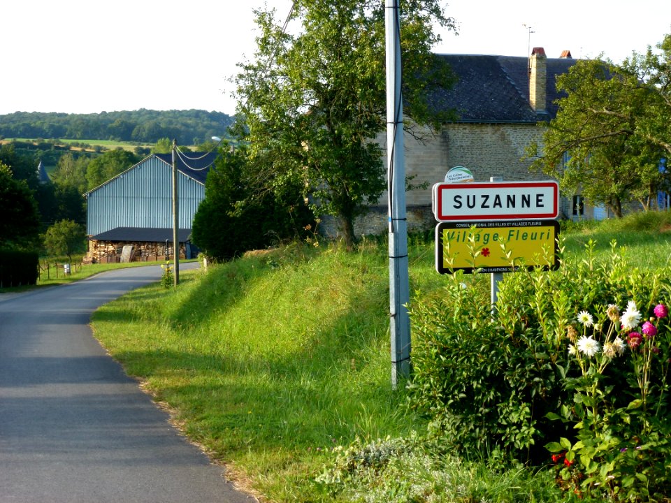 Suzanne (Ardennes) city limit sign