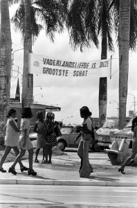 Suriname spandoek in Paramaribo dat oproept tot Vaderlandsliefde, Bestanddeelnr 928-2826
