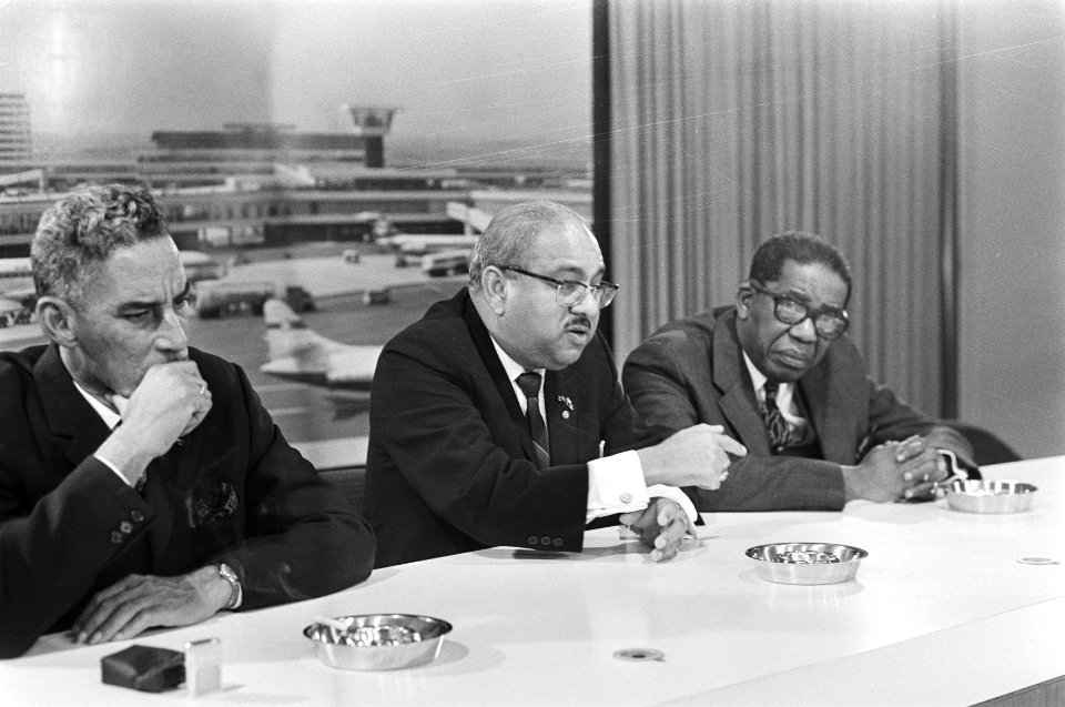 Surinaamse ministers arriveren op Schiphol v.l.n.r. minister Rens, minister Rad, Bestanddeelnr 924-1403