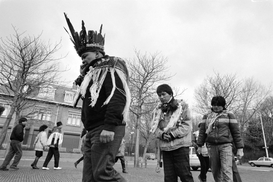 Surinaamse Indianen demonstreren voor Surinaamse ambassade in Den Haag, Bestanddeelnr 934-1975