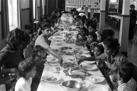 Surinamers ondergebracht in Frederikkazerne in Leeuwarden Surinamers aan de lunc, Bestanddeelnr 928-1582