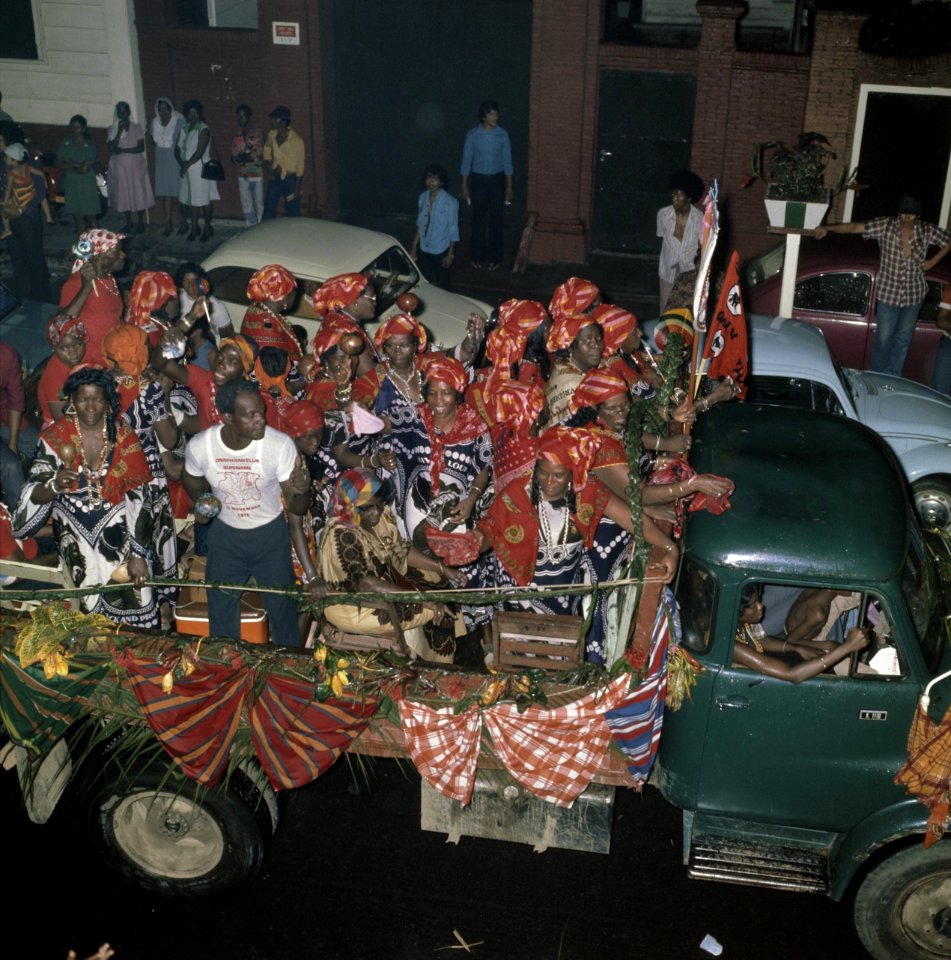 Surinaamse onafhankelijkheid feestende Surinamers op vrachtauto, Bestanddeelnr 254-9802