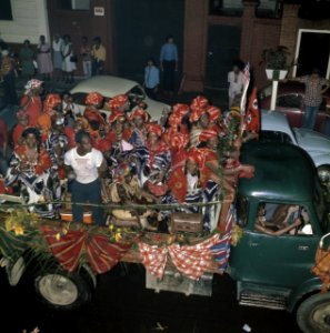 Surinaamse onafhankelijkheid feestende Surinamers op vrachtauto, Bestanddeelnr 254-9802