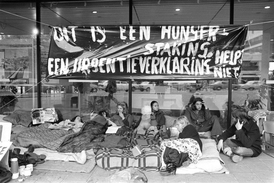 Surinaamse vrouw in hongerstaking voor stadhuis in Den Haag, Bestanddeelnr 929-4318