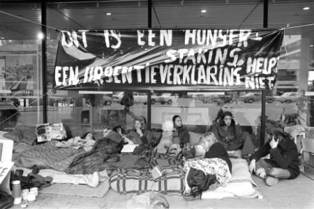 Surinaamse vrouw in hongerstaking voor stadhuis in Den Haag, Bestanddeelnr 929-4318