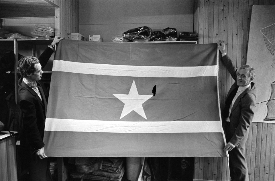 Surinaamse vlag in vlaggenfabriek in Amsterdam, Bestanddeelnr 928-2782