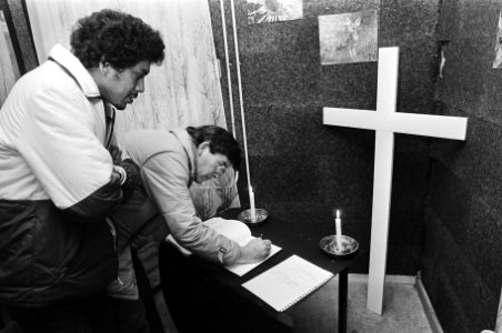 Surinamers tekenen het condoleanceregister na de Decembermoorden in een verenigi, Bestanddeelnr 932-4362