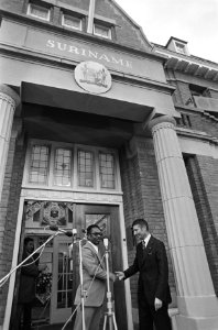 Surinaamse vlag gehesen bij Ambassade Suriname in Den Haag minister Van Agt en, Bestanddeelnr 928-2891