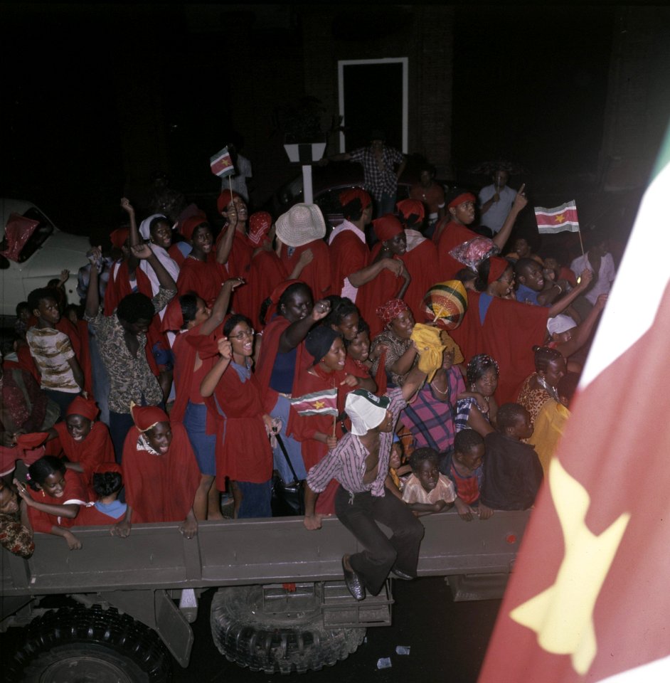 Surinaamse onafhankelijkheid feestende Surinamers op vrachtauto, Bestanddeelnr 254-9799