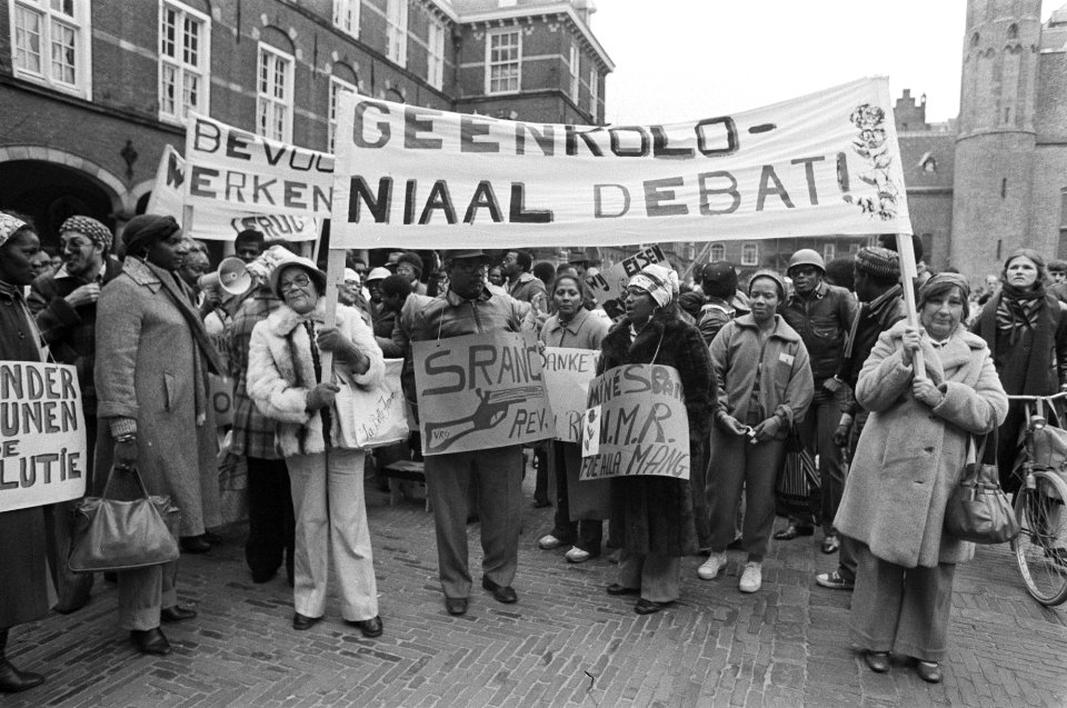 Surinamers demonstreren op Binnenhof voor erkenning nieuw bewind in Suriname, Bestanddeelnr 930-7034