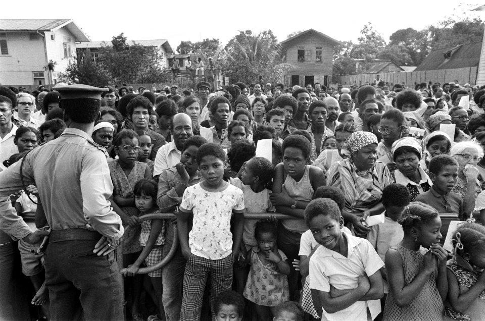 Suriname, bijeenkomsten Surinaamse televisie in actie, bijeenkomst tgv openi, Bestanddeelnr 927-8375